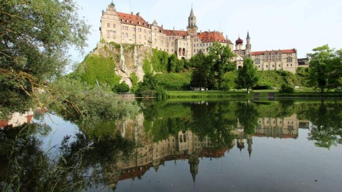 Schloss Sigmaringen | gespieglt im Wasser © burgen.de