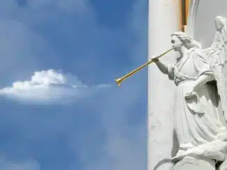 Engel mit Trompete vor blauem Himmel - Visual News - burgen.de